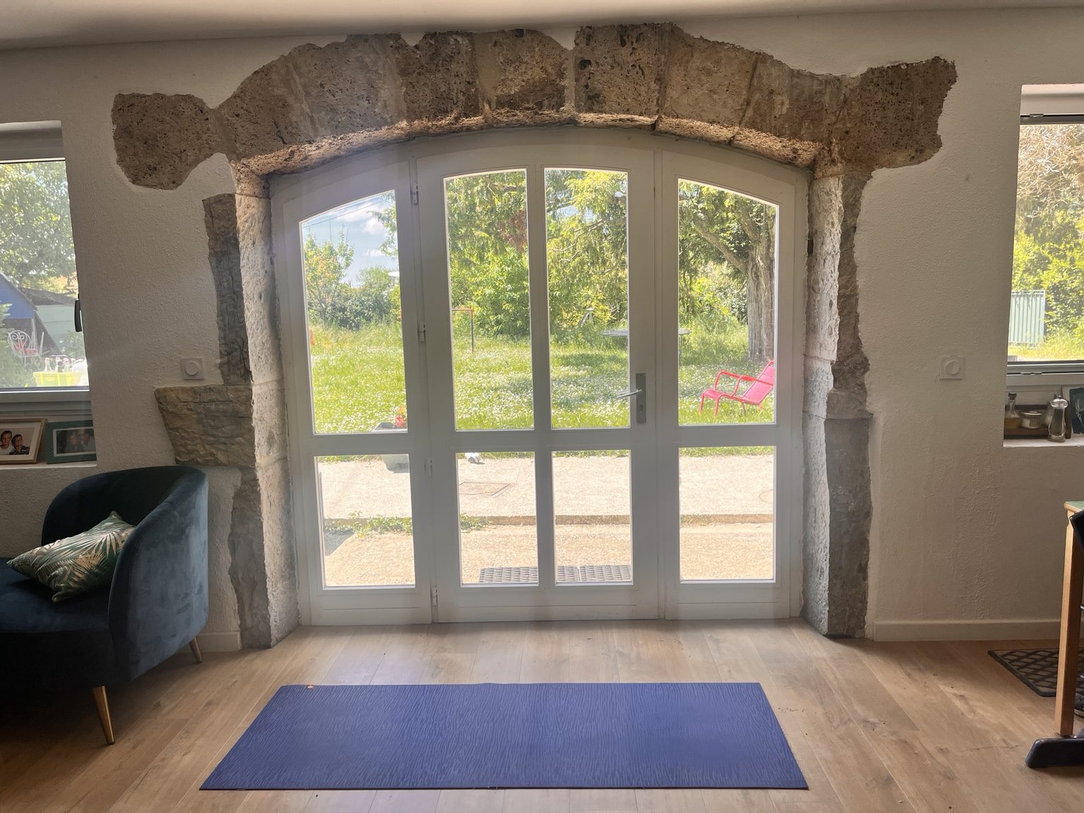 La grande porte vitrée donnant sur le jardin