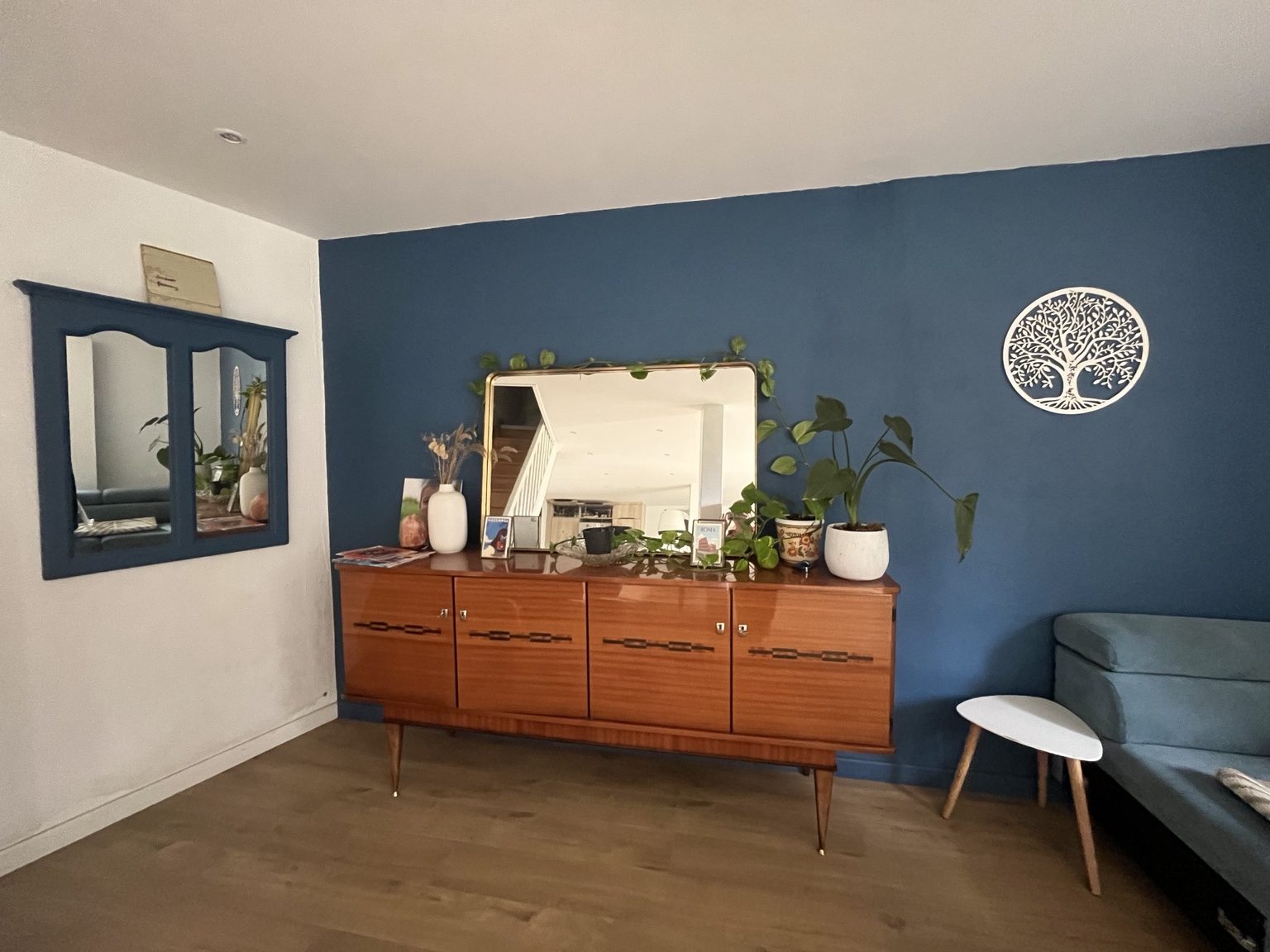 Mur bleu et mobilier vintage